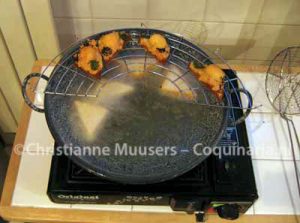 De garnalentoast wordt gefrituurd in een wok