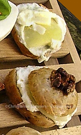 Walnotenbroodje met gorgonzola en peer