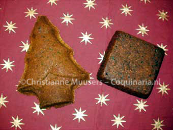 De kerstcakes na het bakken, meteen nadat uit ze uit de bakvormen komen. Links de lichte, rechts de donkere cake.