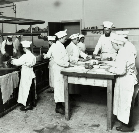 Iwan Kriens (met baard) in de keuken van zijn kookschool, begin 20ste eeuw. London Metropolitan Archives (met dank aan uitg. De Muze)