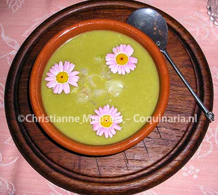Medieval pea soup (the flowers are not in the original recipe)
