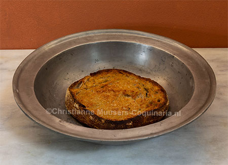 The toast ('sop') in the dish