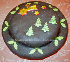 Ronde kerstcake met zwarte glazuur