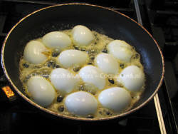 De gevulde eieren worden in boter gebakken