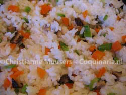 Close-up van gevulde sushi-rijst