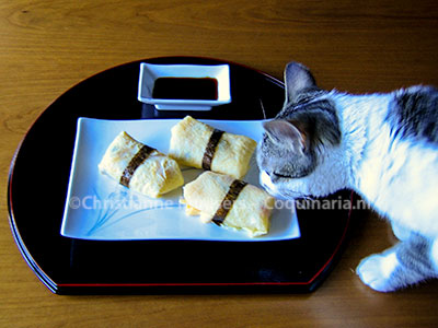 Sushirijst, verpakt in dunne japanse omelet