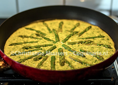 Patina met groene asperges bereid als omelet