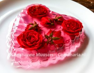 Rozenwatergelei met rozen voor valentijnsdag