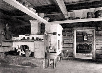 Russian stove from the beginning of the 20th century (source wikimedia)