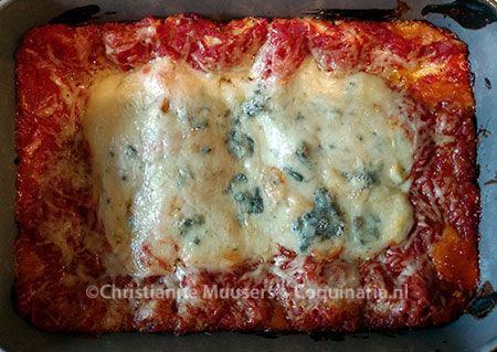 De foto is van de vegetarische variant, maar de bovenkant ziet er voor lasagne bolognese hetzelfde uit (maar dan zonder de gorgonzola)